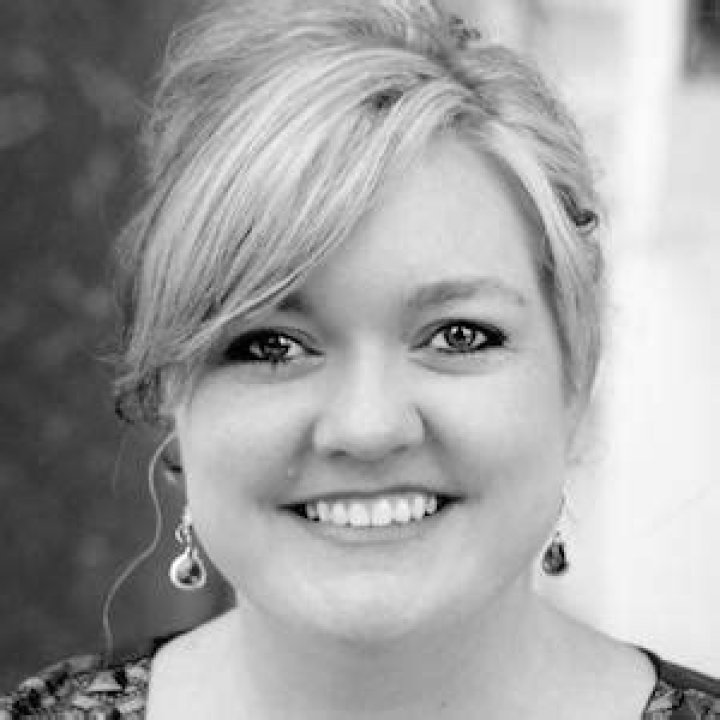 Colleen Hoover - Age, Family, Bio ·