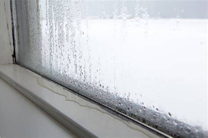 Does closing window reduce humidity?