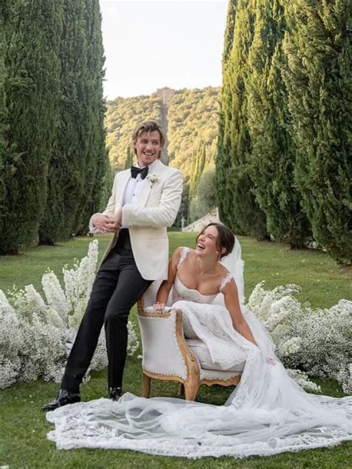 Uncover "Who Is She Married To" Family Details