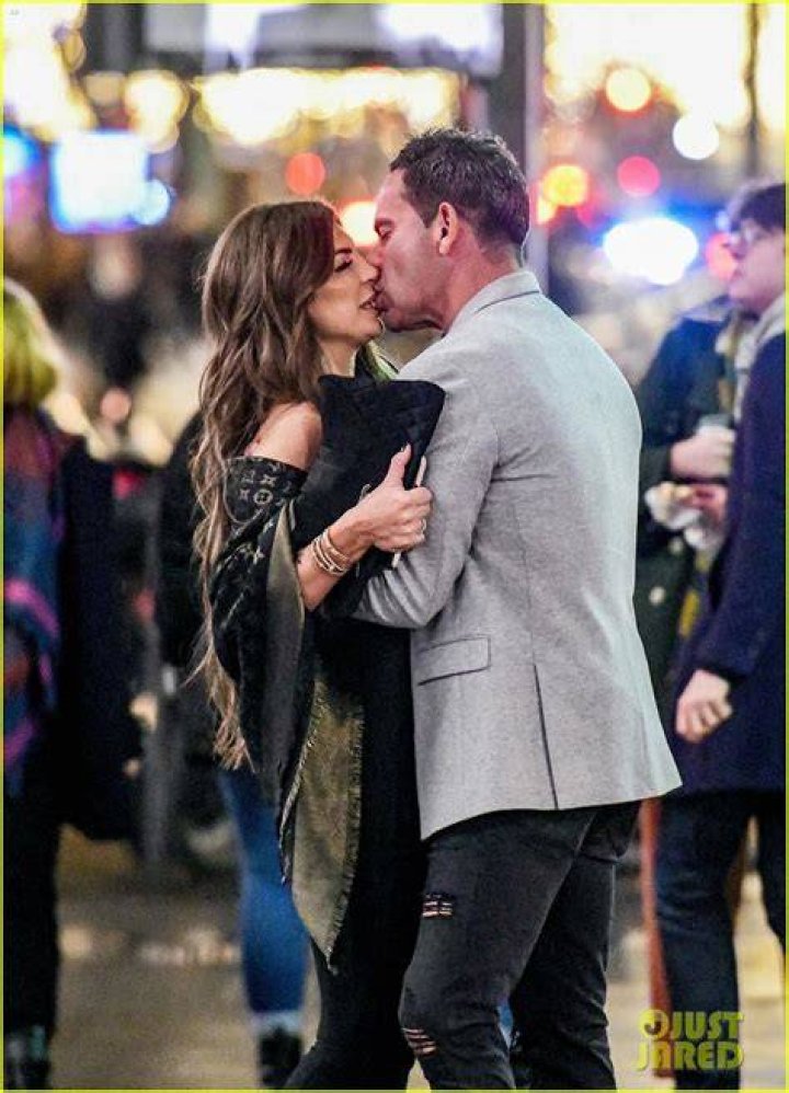What is a steamy kiss?
