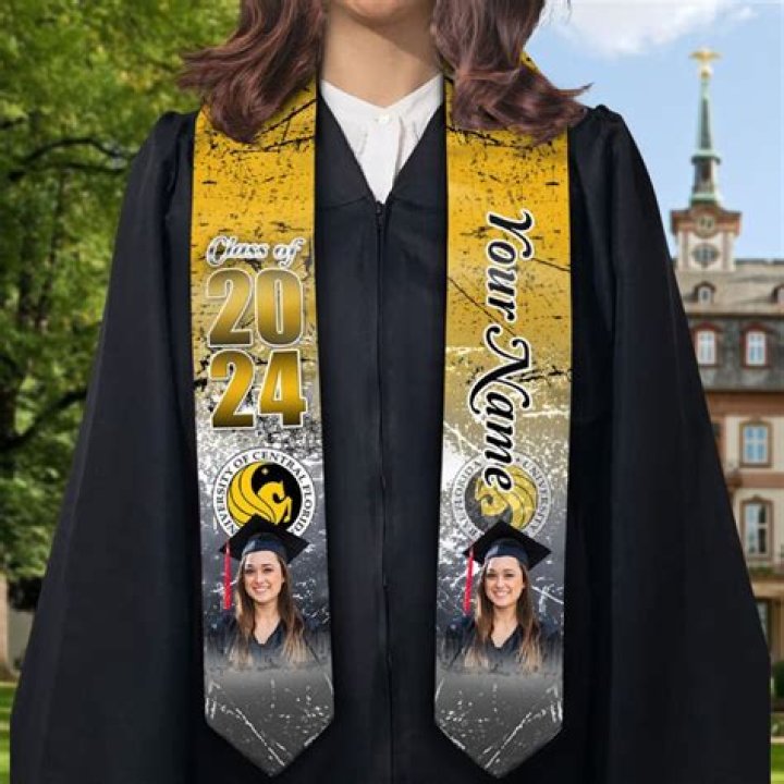 What is a stole for graduation?