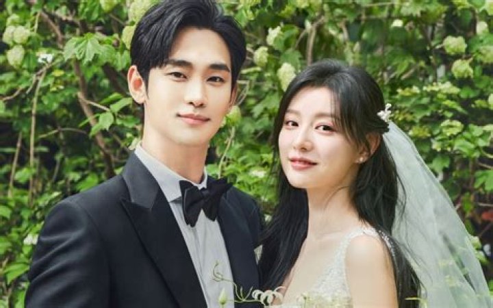 Who Is Kim Soo Hyun's Girlfriend?